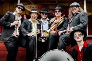 DIE!!! Weihnachtsfeier Flashmob mit DIE !!! Brass Band aus Hannover